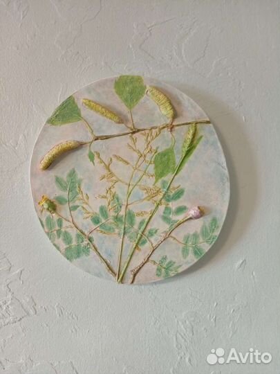 Гипсовый барельеф с оттиском живых растений