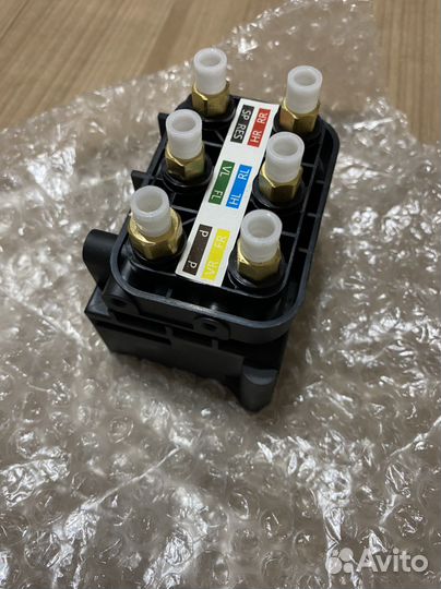 Блок клапанов пневмоподвески на Mercedes ML W166