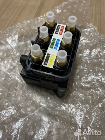 Блок клапанов пневмоподвески на Mercedes ML W166