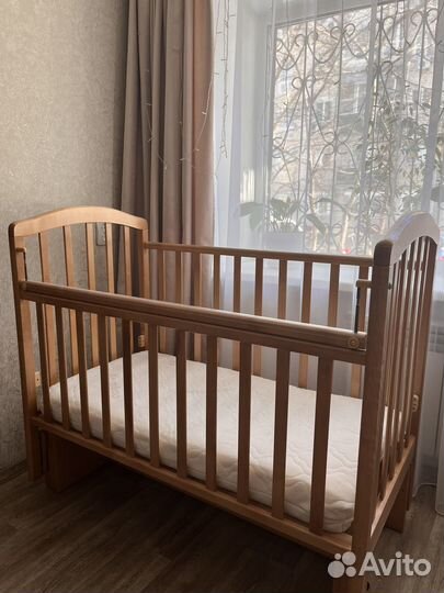 Детская кроватка с маятником