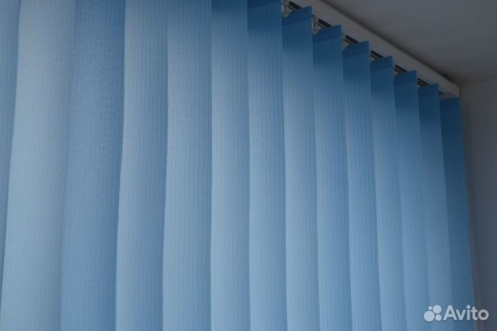 Жалюзи на 6-метровый балкон с одной боковинкой