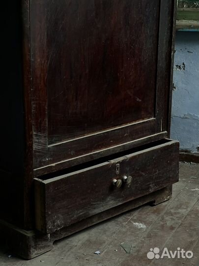 Шкаф старинный