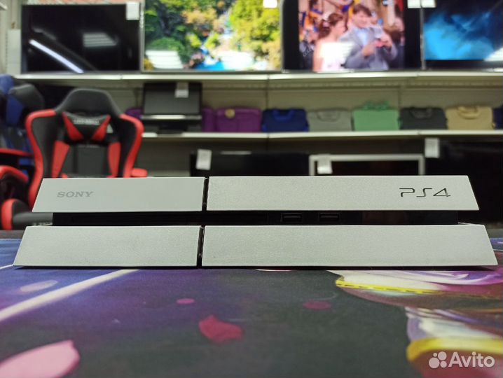 PS 4 Белая 2 джостика Много игр + пару дисков