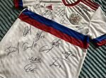 Выездная футболка сборной России с автографами