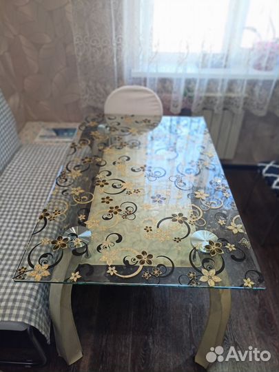 Кухонный стеклянный стол