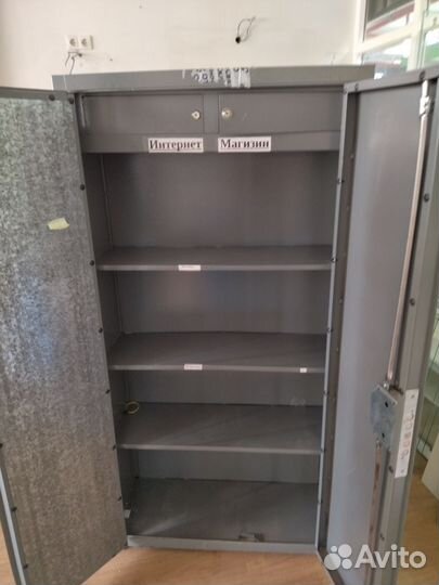 Шкаф металлический сейф, витрины, стойки