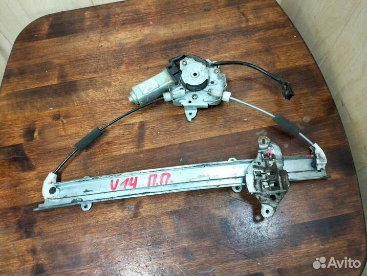 Стеклоподъемник передний правый Nissan Bluebird U1