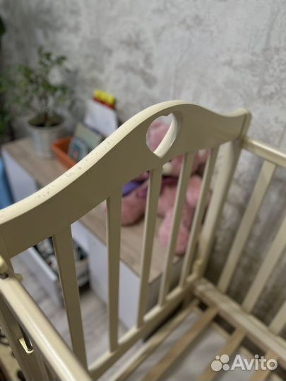 Детская кроватка с маятником и ящиком