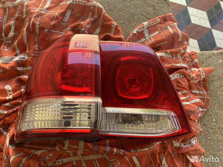 Задние фары на toyota 200