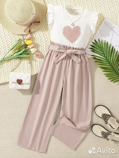 Футболка с оборками и брюки