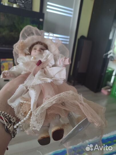 Кукла фарфоровая