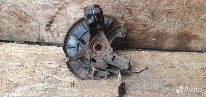 Кулак поворотный передний левый Volkswagen Golf V