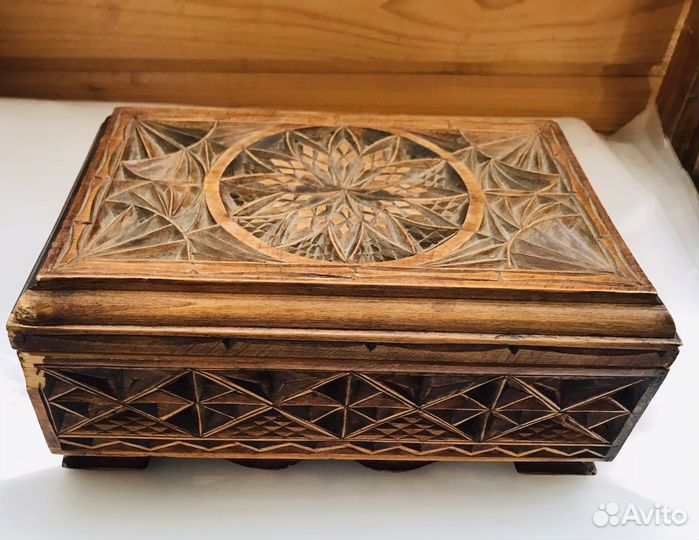 Шкатулка резная из дерева