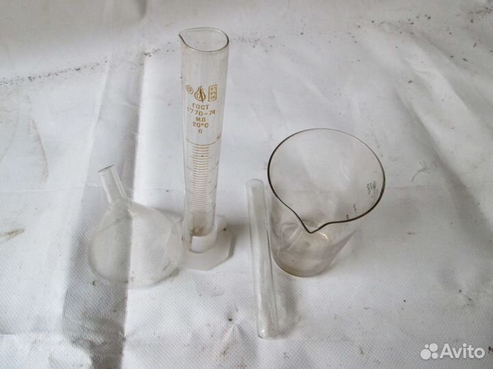 Лабораторная посуда (мензурка, колба, воронка)