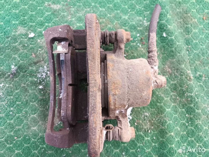 Суппорт передний левый на Ниссан Альмера N15 1999г