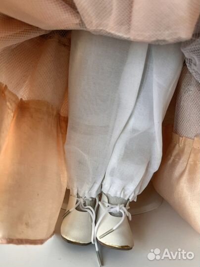 Кукла на подставке с биркой