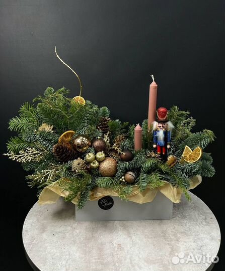 Композиция из нобилиса с щелкунчиком