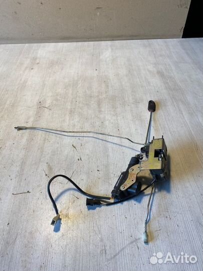 Замок двери передний правый Chevrolet Niva