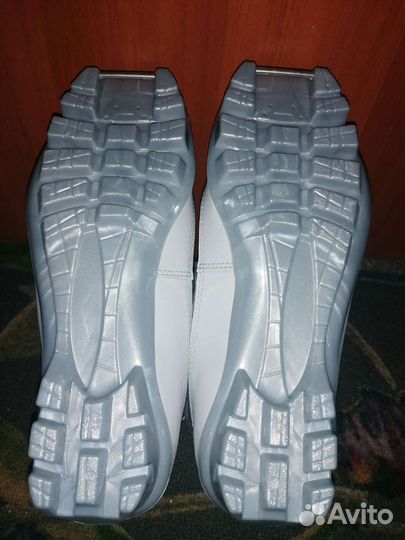 Лыжные ботинки decathlon новые, палки лыжные нов