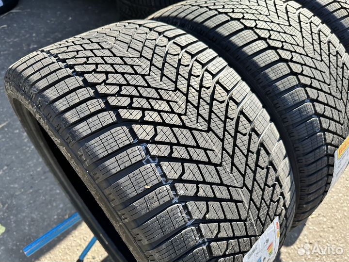 Pirelli Scorpion Winter 2 275/35 R22 и 315/30 R22