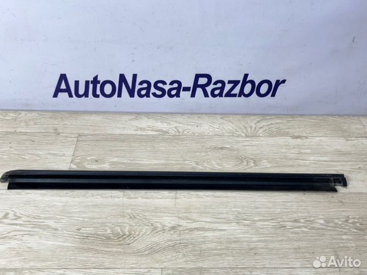 Уплотнитель стекла двери задний левый Renault