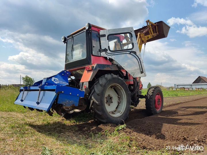 Вспашка земли фрезой. Трактор