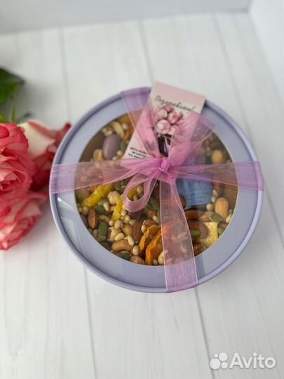 Коробочка с орехами и медом
