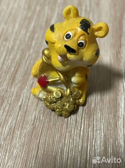 Фигурка дельфина