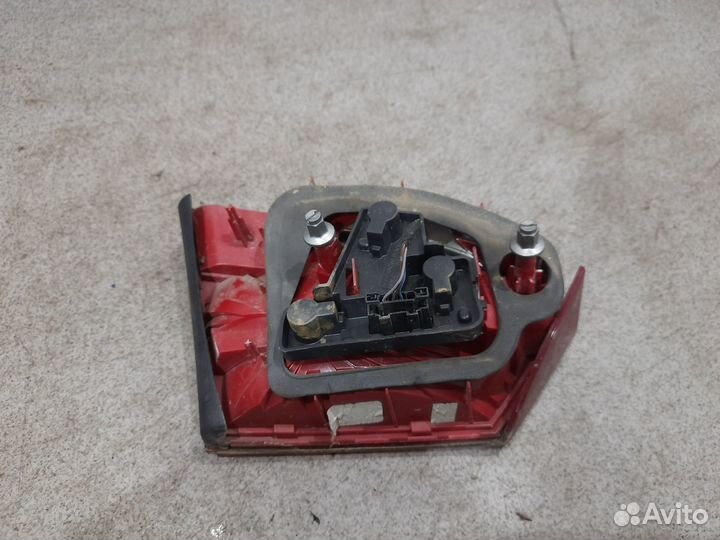 Правый фонарь в крышку багажника VW Jetta 6