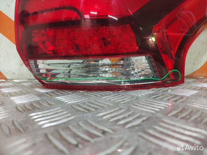 Фонарь внешний правый Mitsubishi Outlander 3