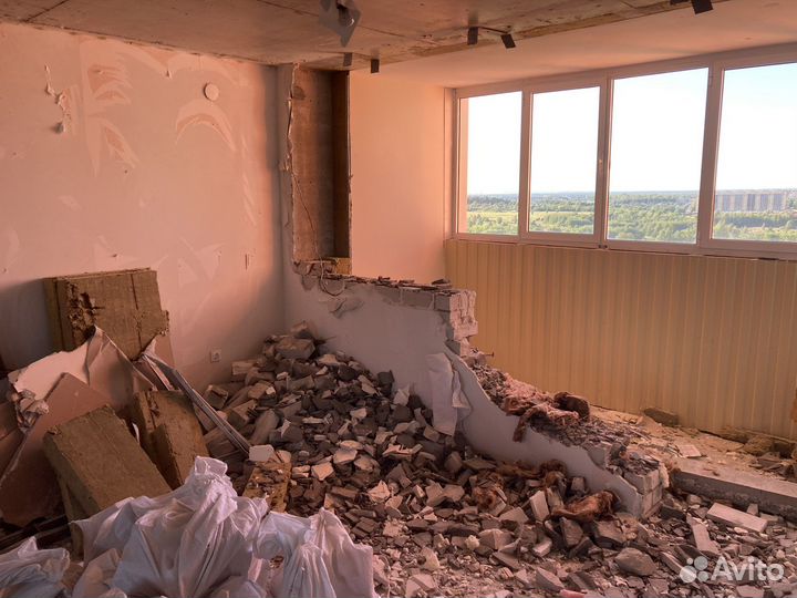 Демонтаж. Демонтажные работы. Демонтаж стен. Снос