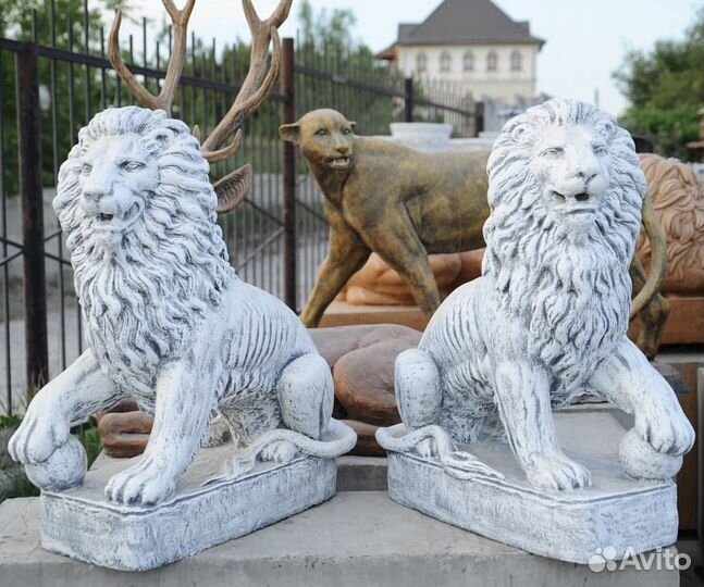 Лев с шаром