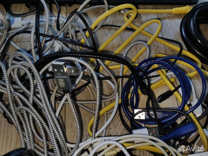 Коробка с проводами и расходниками+ монитор