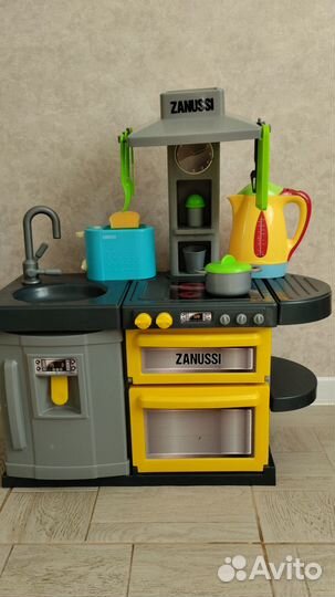 Детская кухня с посудой