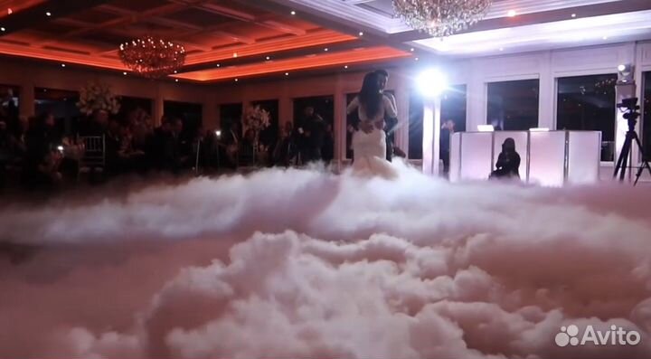 Диджей с оборудованием