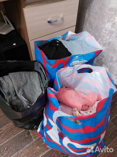 Несколько пакетов вещей