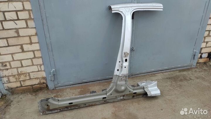 Стойка левая центральная Sandero 2 stepway