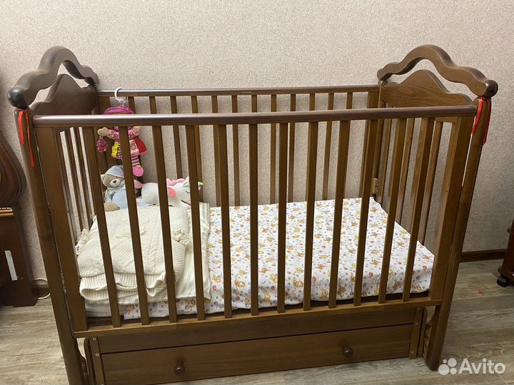 Детская кроватка с маятником