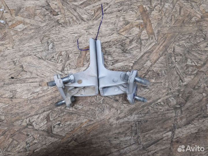 Петли передний левый двери на Mitsubishi lancer 9