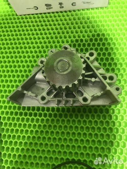 Водяной насос (помпа) Citroen Peugeot 1.8 2.0 2.2