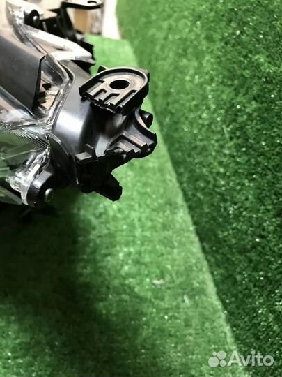 Фара левая Toyota RAV4