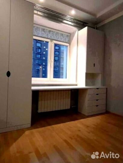 Рабочая зона в углу у окна