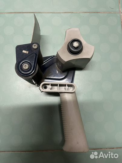 Прибор для склейки скотча на коробки