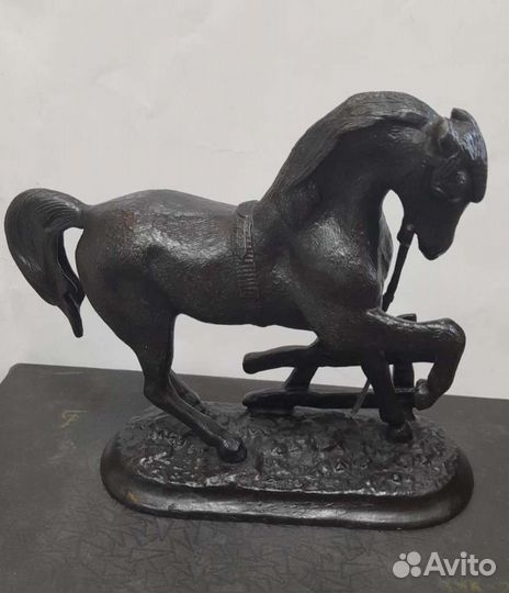 Статуэтка Конь у плетня