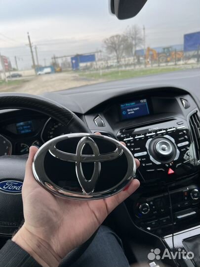 Эмблема решетки радиатора Toyota Camry V55 V70