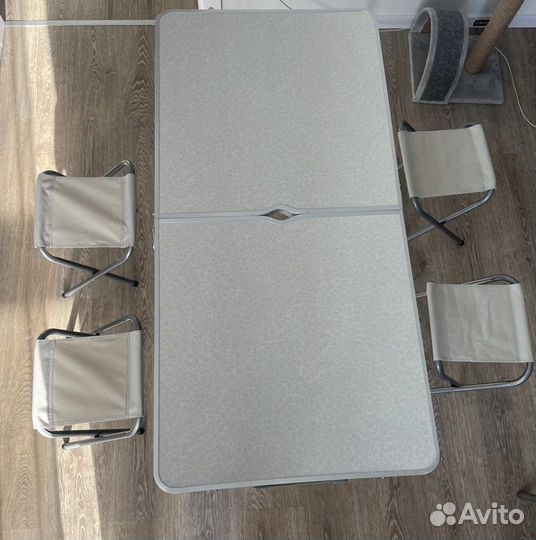 Стол и стулья