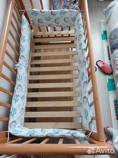 Детская кроватка с маятником