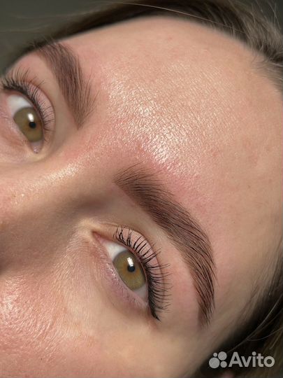 Модель на брови