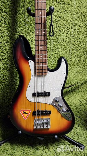 Продам бас гитару Black Hawk