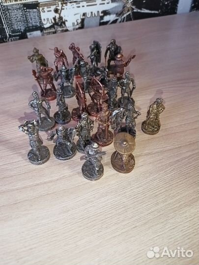 Фигурки рыцарей